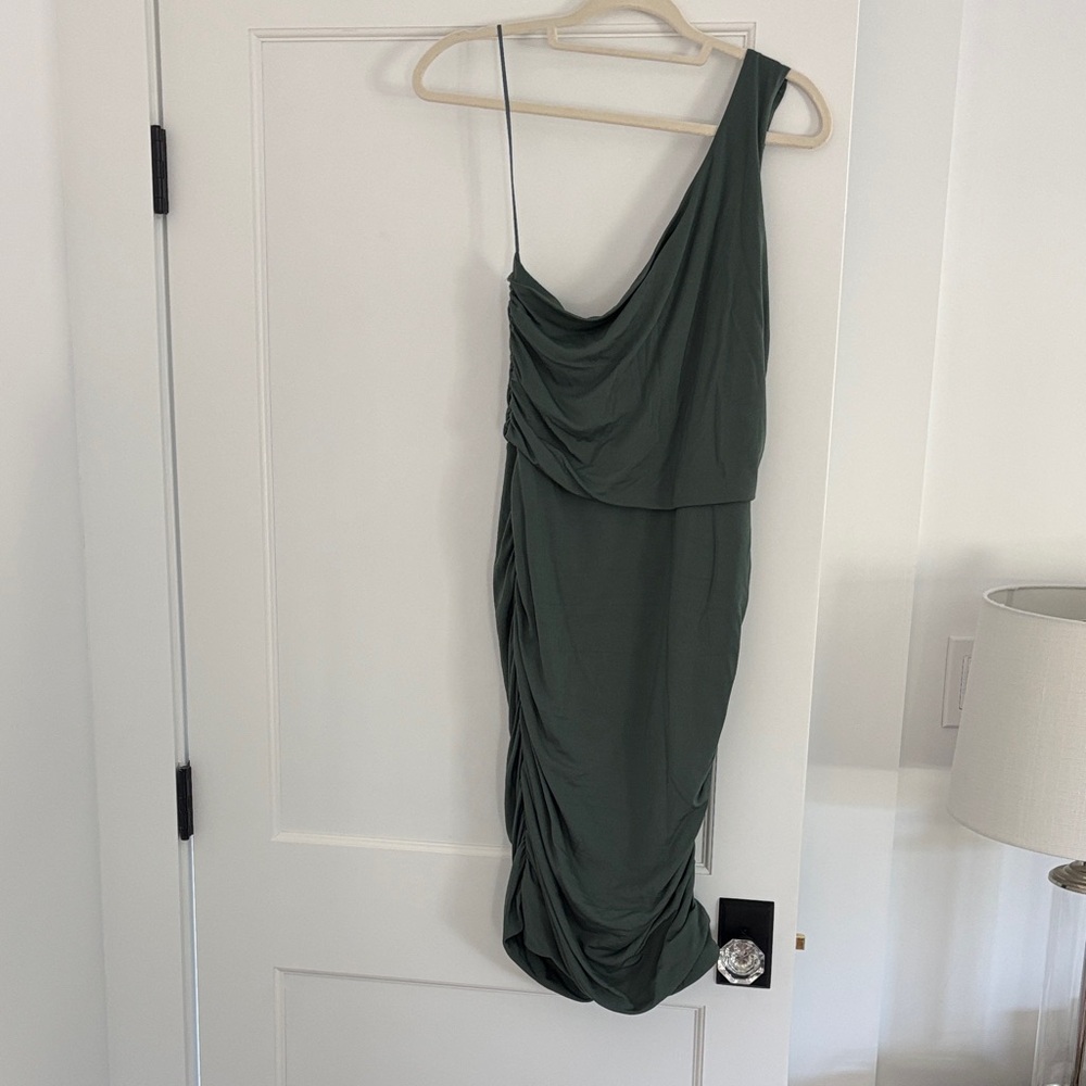 Express One-Shoulder Dress in Green. Size Large